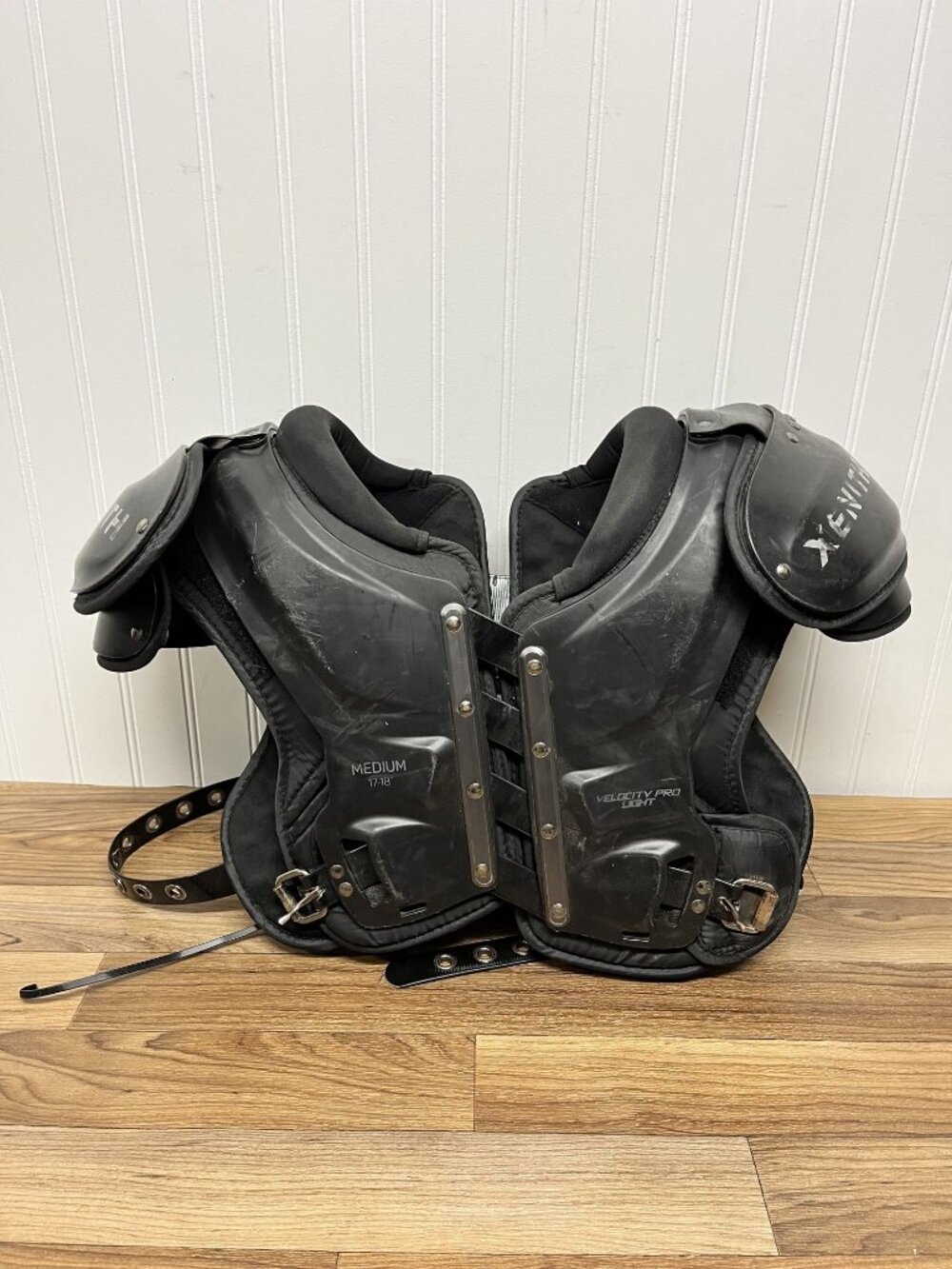 Xenith Velocity Pro Light Football Shoulder Pads Size Medium 17-18” Two Straps